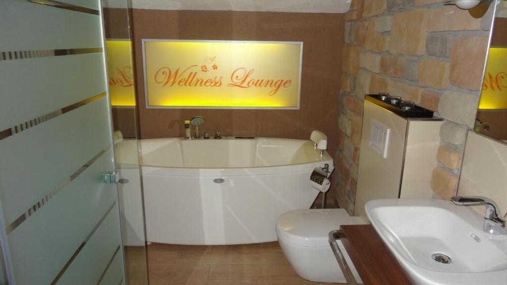 Queen Room Spa Bath,79592145:JPEG