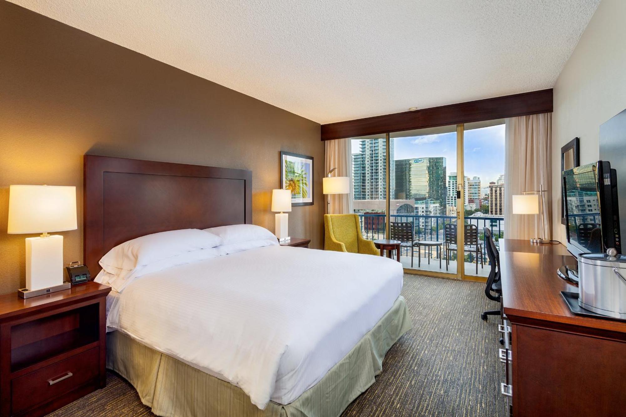 Superior Zimmer mit Kingsize-Bett und Blick auf die Skyline - Nichtraucher