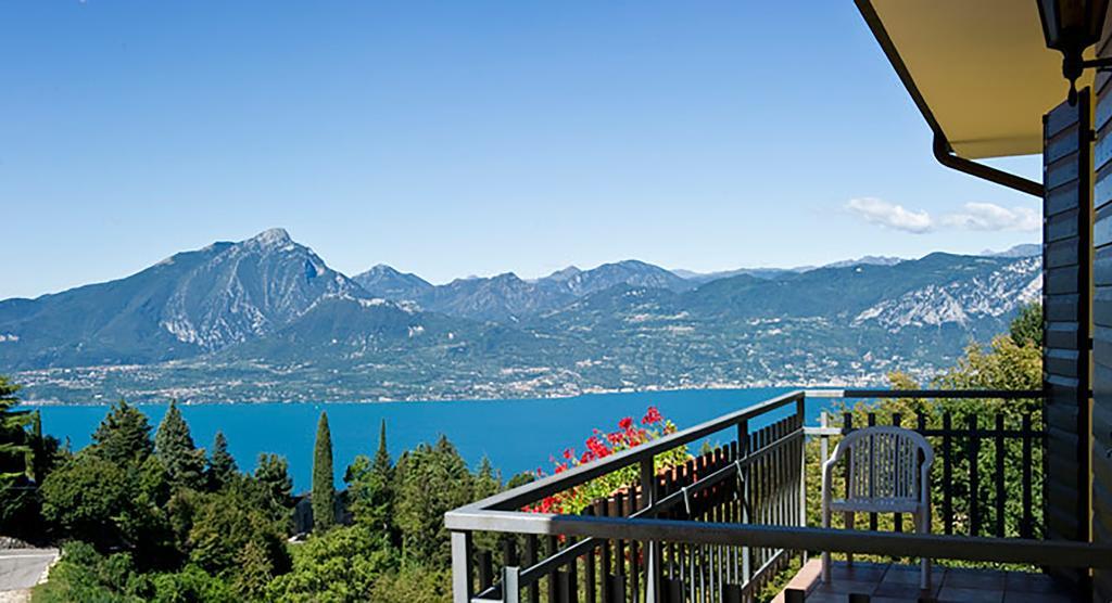 Camera Matrimoniale/Doppia con Letti Singoli con Balcone e Vista Lago
