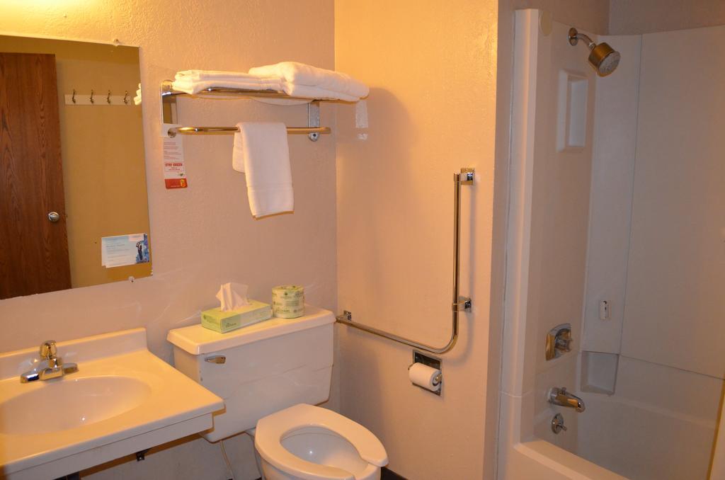 Queen Room with Mobility Access - Non-Smoking