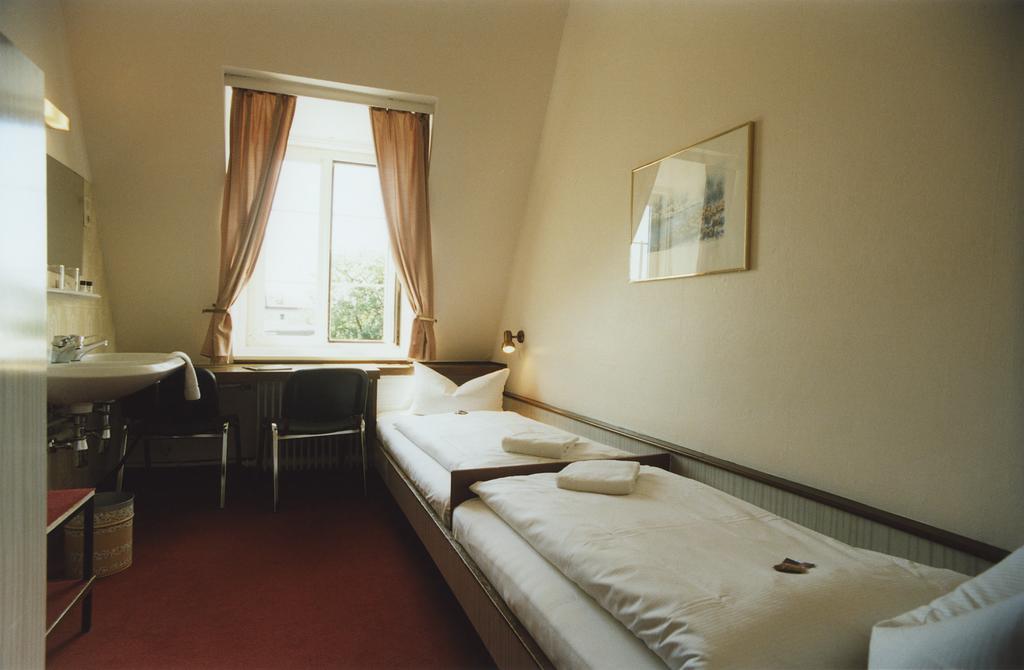 Basic Double or Twin Room with Shared Bathroom