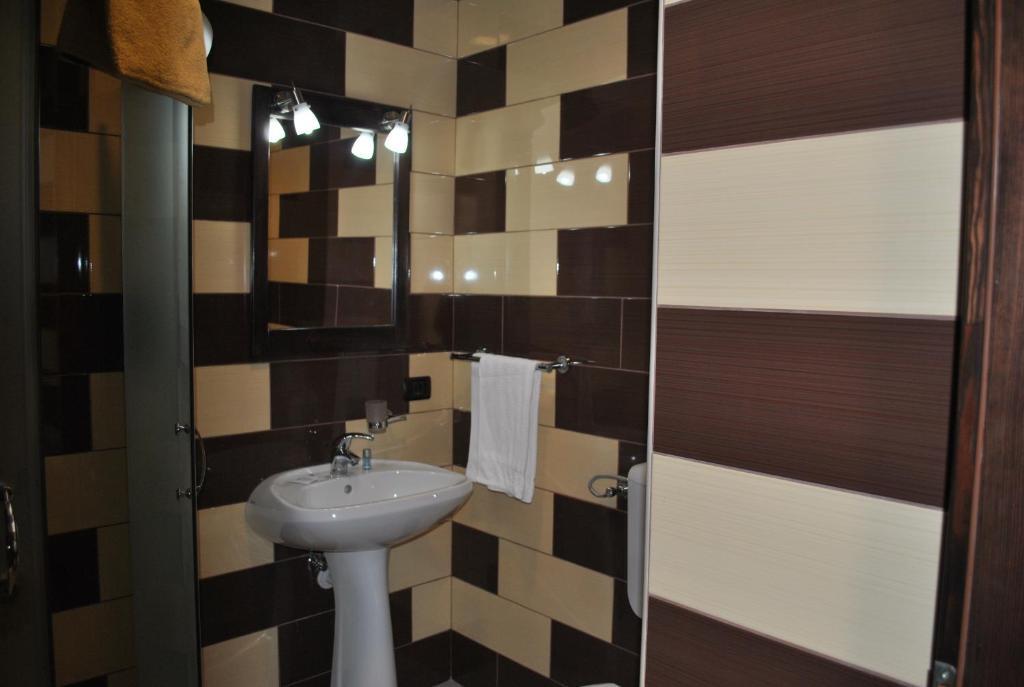 Camera Doppia con Letti Singoli con Bagno