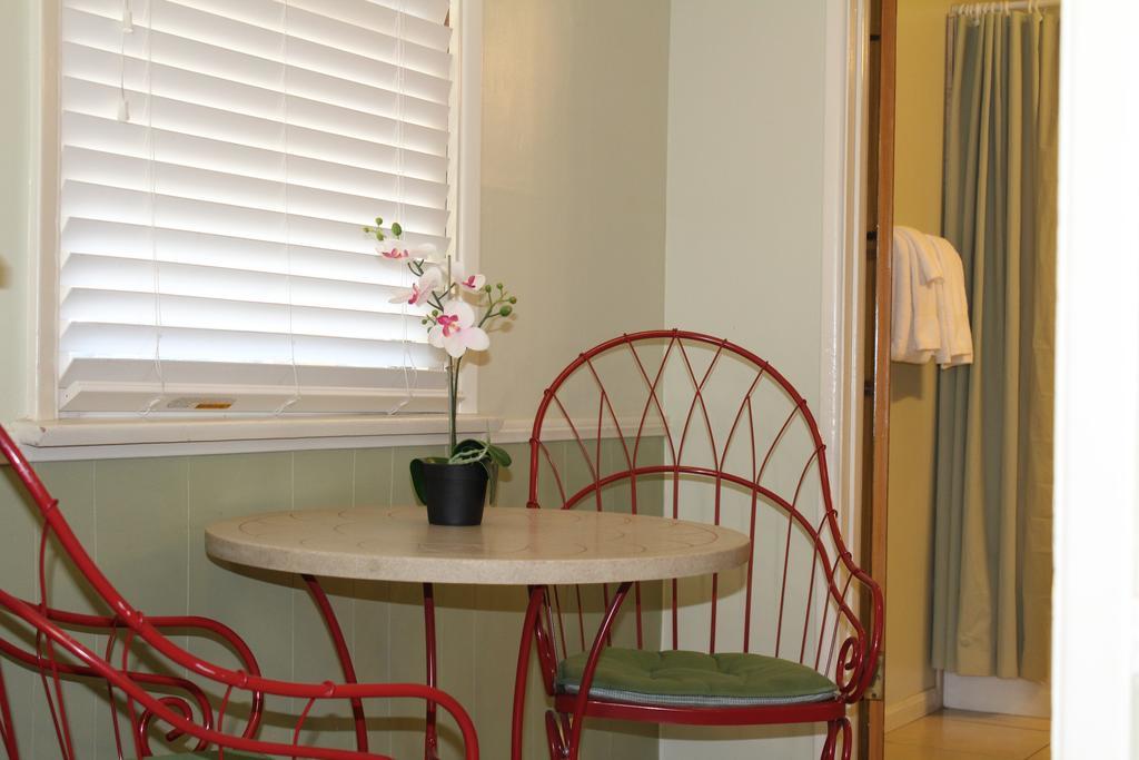 Queen Room with Kitchen