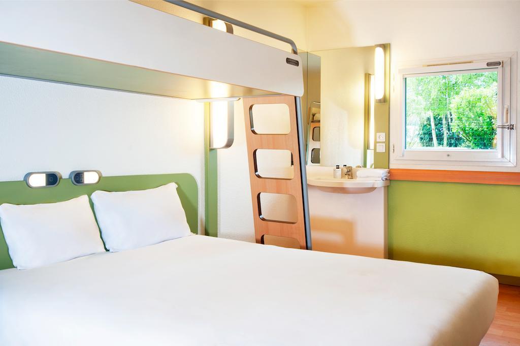 Triple Room One Double Bed One Bunk Bed,1662998363:JPEG
