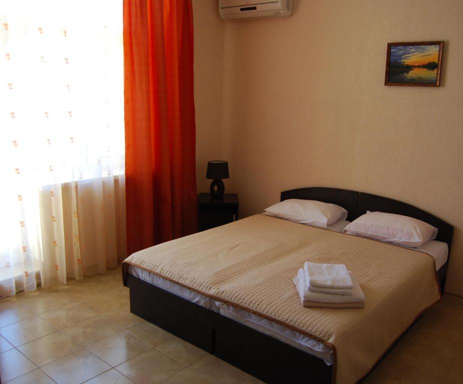 King Studio with Sofa Bed - Hearing Accessible