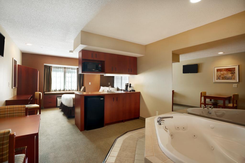 Luxury Queen Suite with Jetted Tub - Non-Smoking