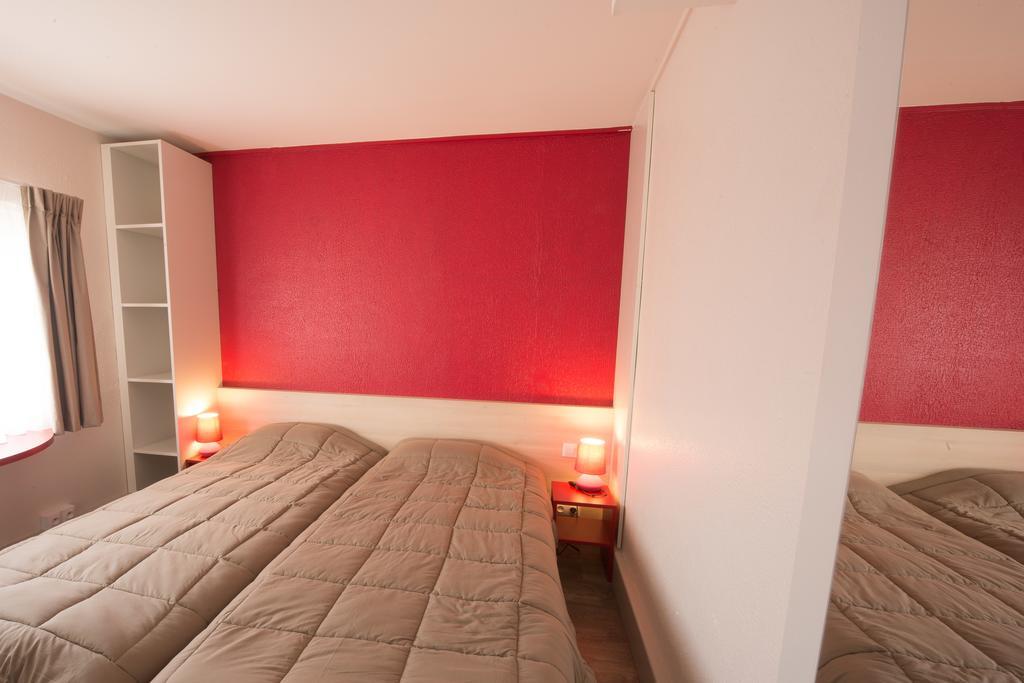 Three-Bedroom Apartment,448438080:JPEG