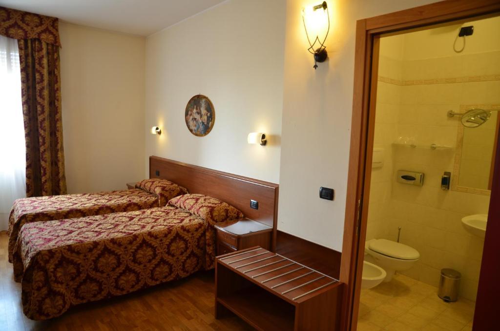 Twin Room,690674295:JPEG