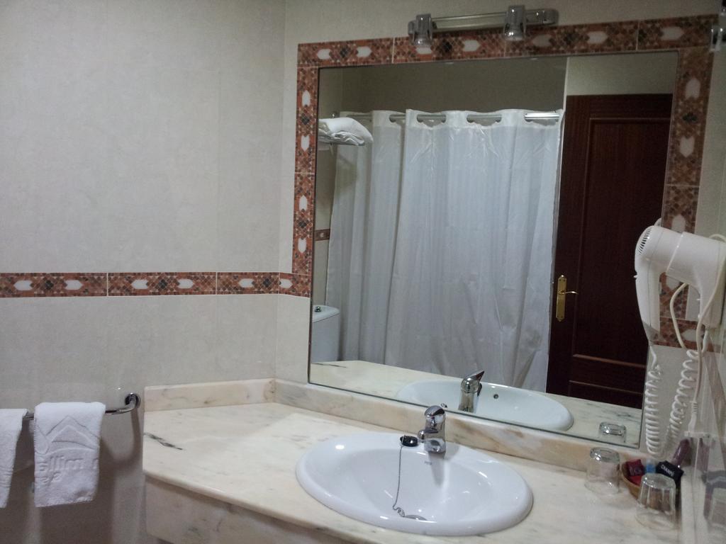 Twin Room,925601416:JPEG