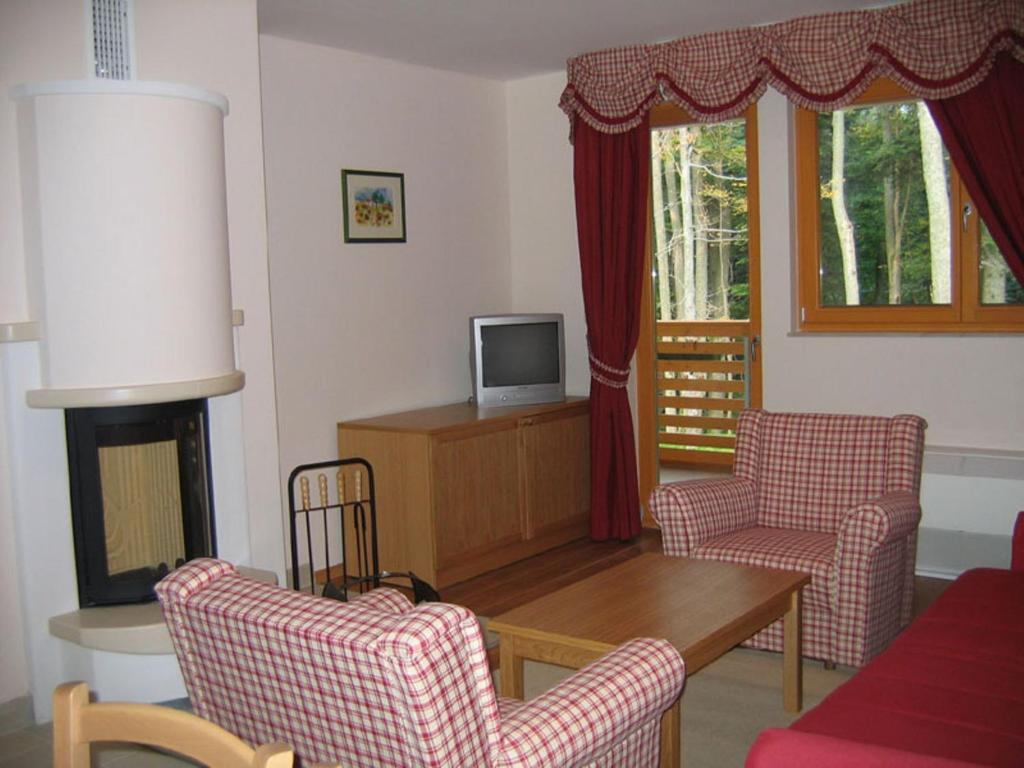 Apartamento de 1 dormitorio con chimenea y balcón