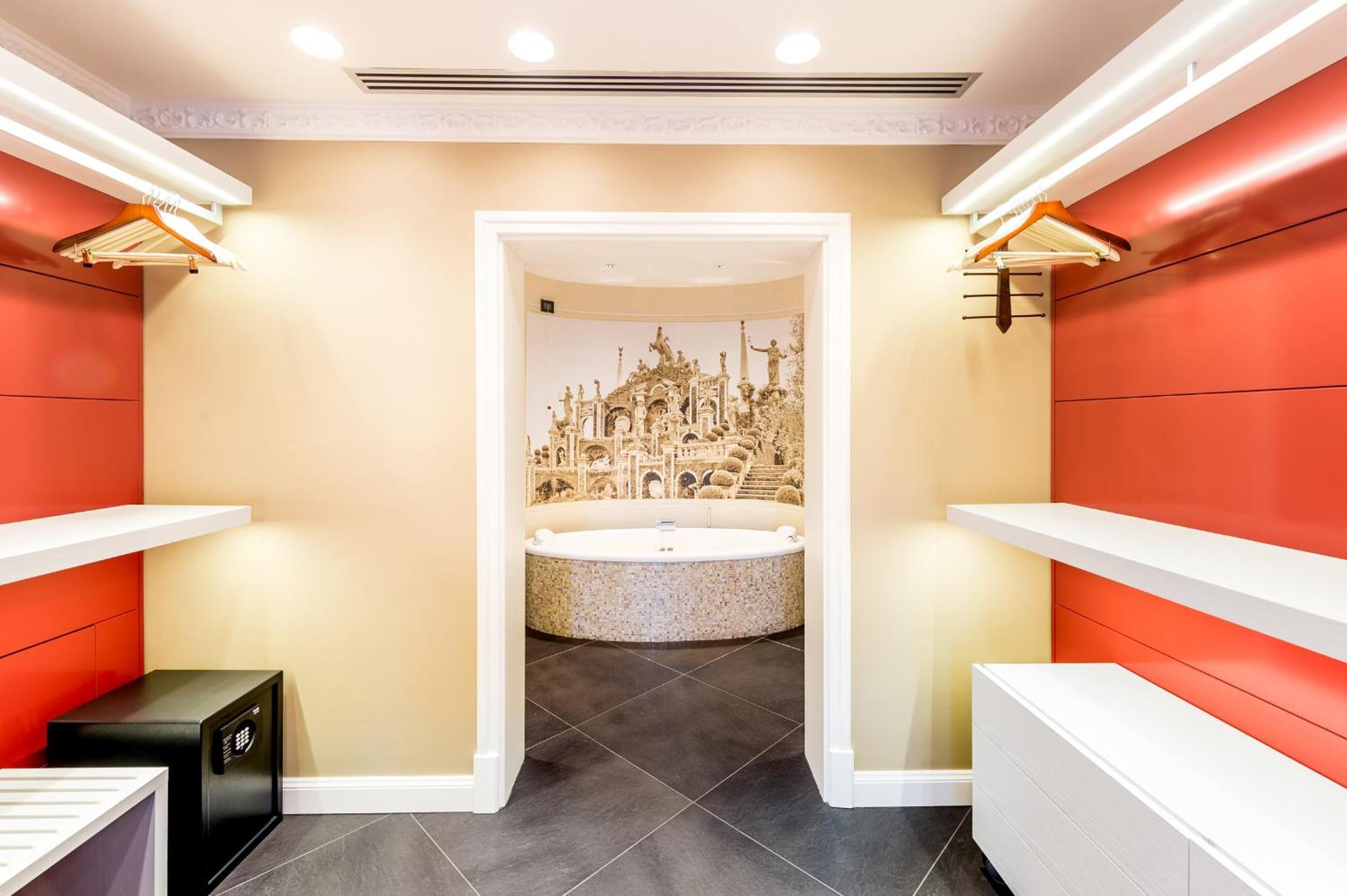 King Suite Spa Bath
