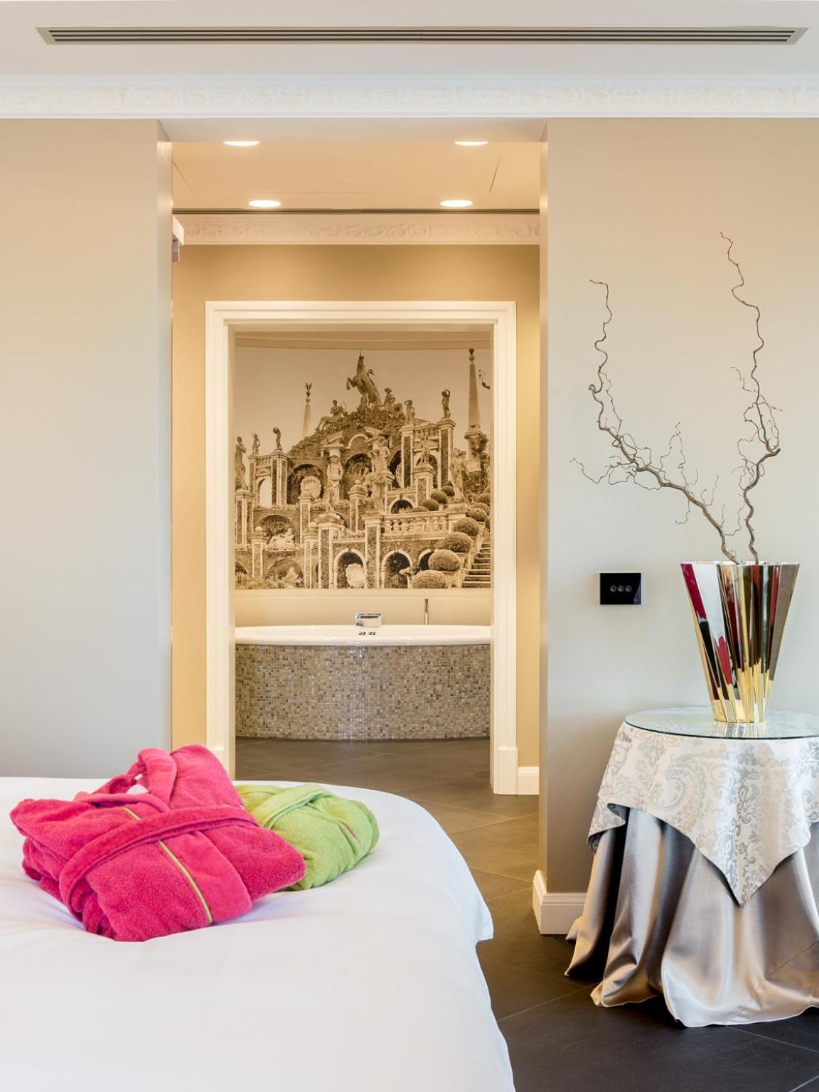 King Suite Spa Bath