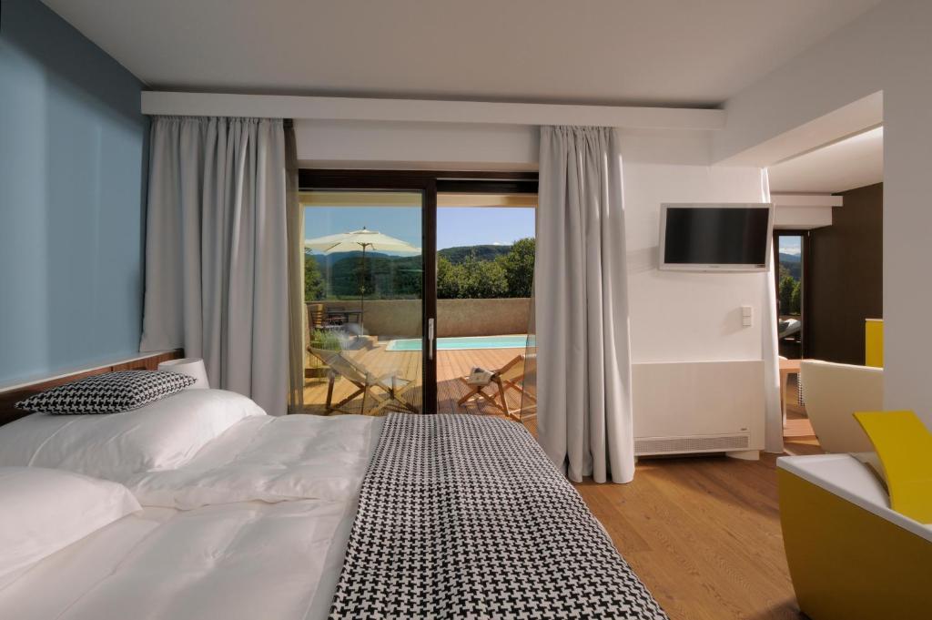 Deluxe Suite with Jacuzzi and Small Pool