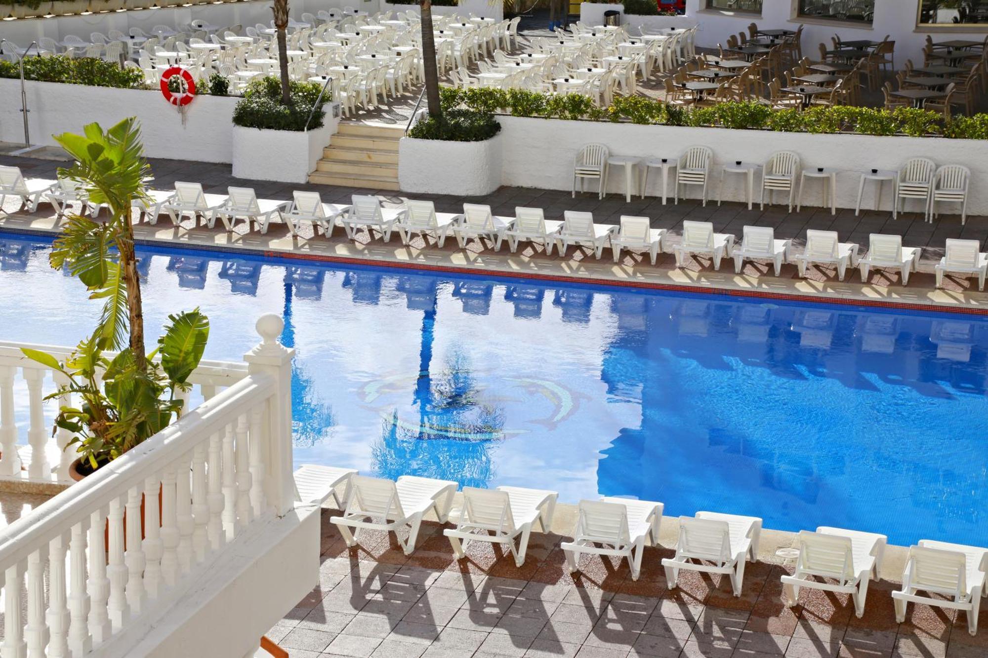 Quarto Triplo com Vista da Piscina (2 Adultos + 1 Criança)