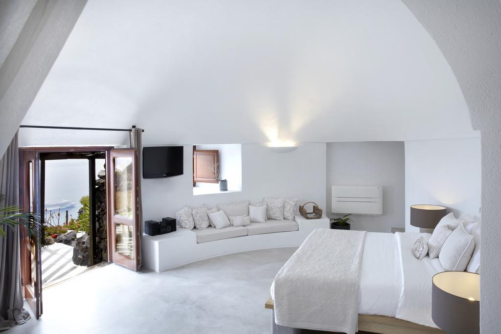 Honeymoon Suite with Caldera View (4 Adults)