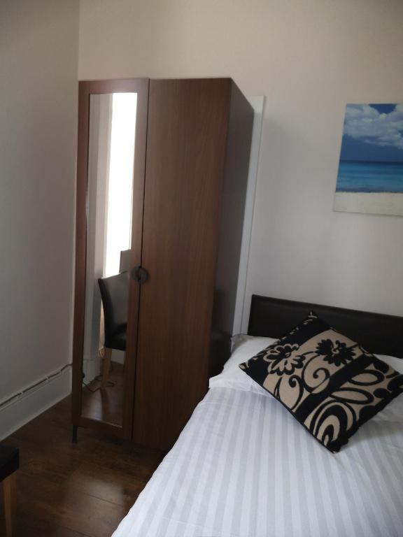 Dreibettzimmer mit Gartenblick