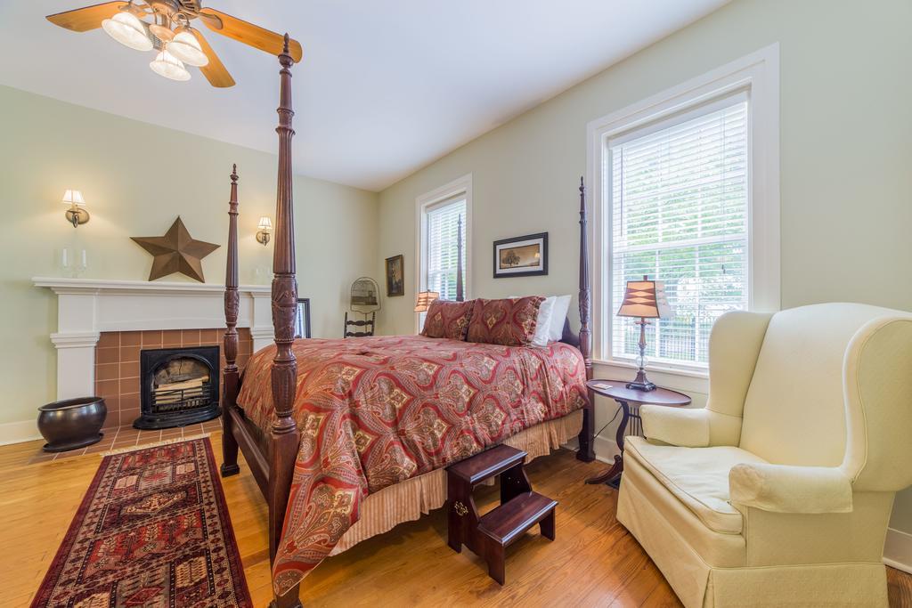 Deluxe Queen Suite