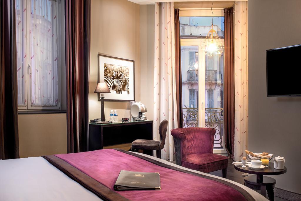Suite Lit Queen-Size Junior avec Balcon - Non-Fumeurs