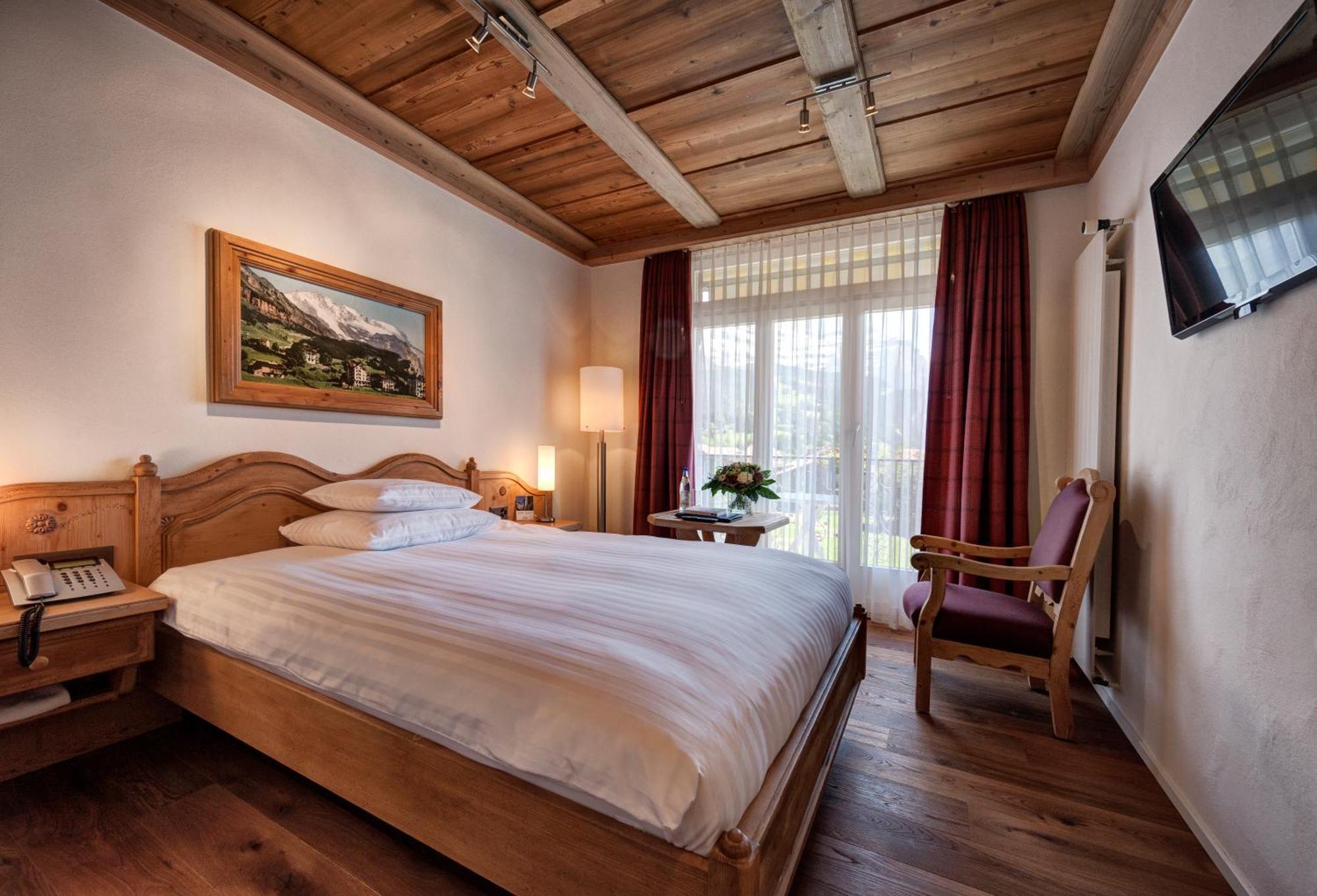 Deluxe Single Room with Queensize Bed and Mountain View