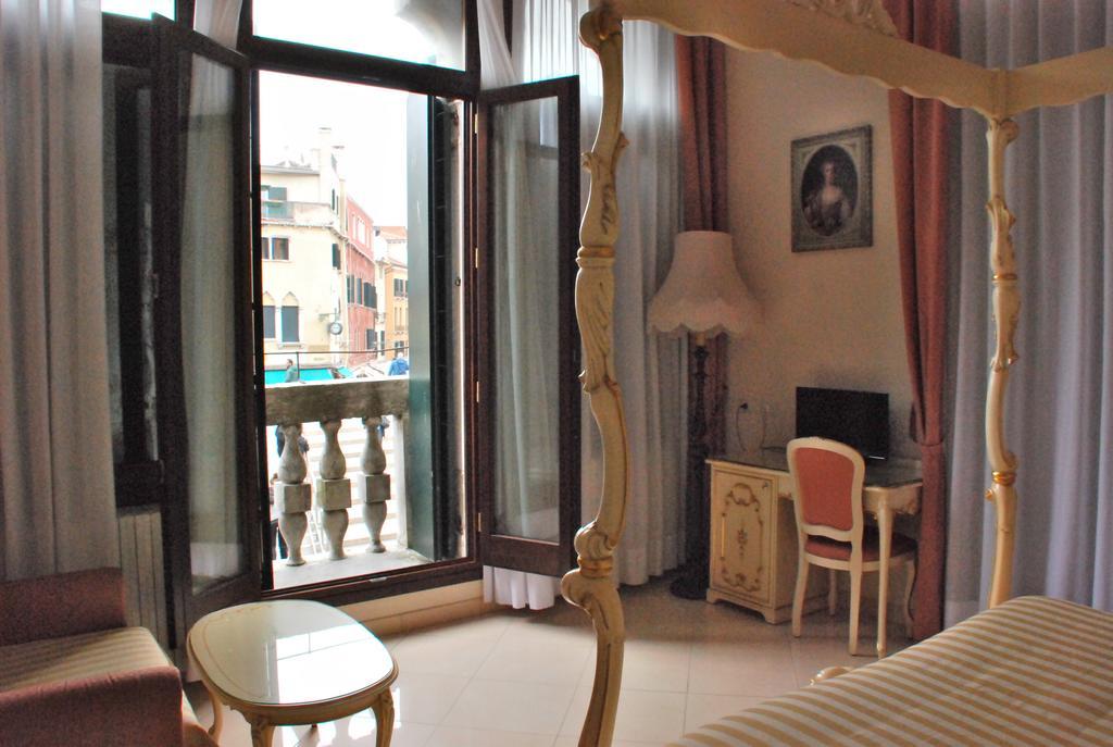 Camera Matrimoniale/Doppia con Letti Singoli con Vista Canale