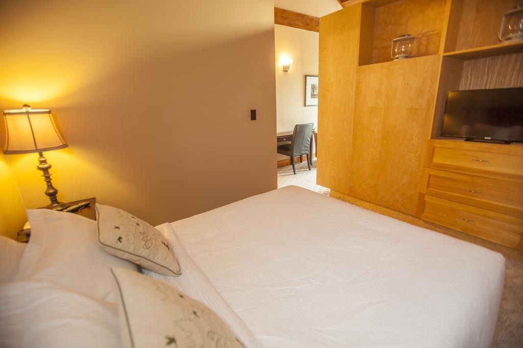 Queen Suite with Spa Bath