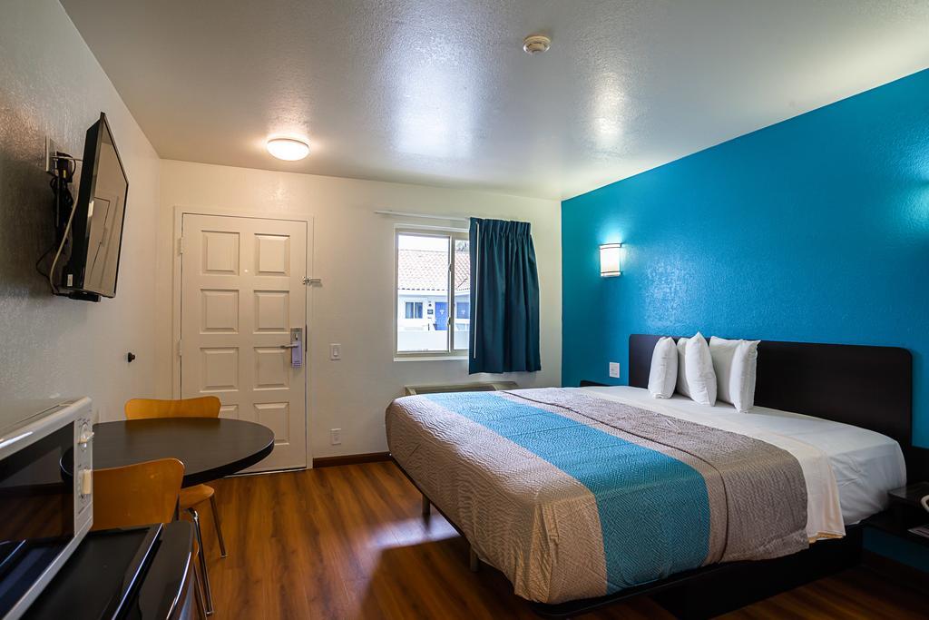 King Room with Roll-in Shower - Disability Access - Non-Smoking