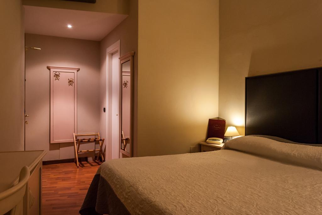 Standard Double or Twin Room,681388671:JPEG