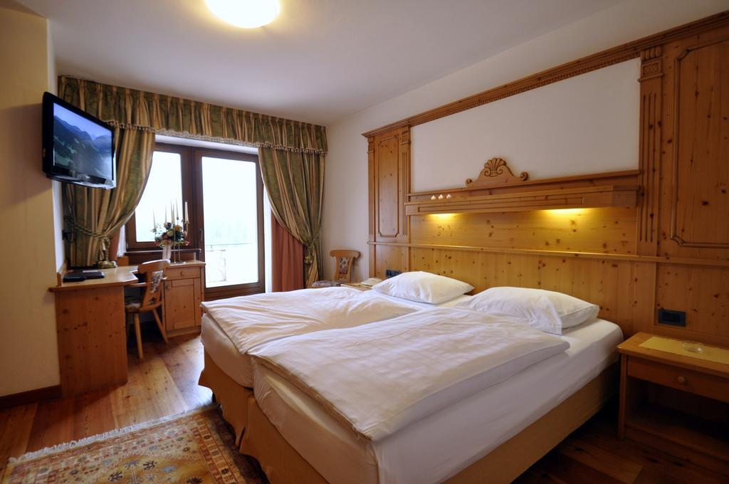 Doppel-/Zweibettzimmer mit Balkon