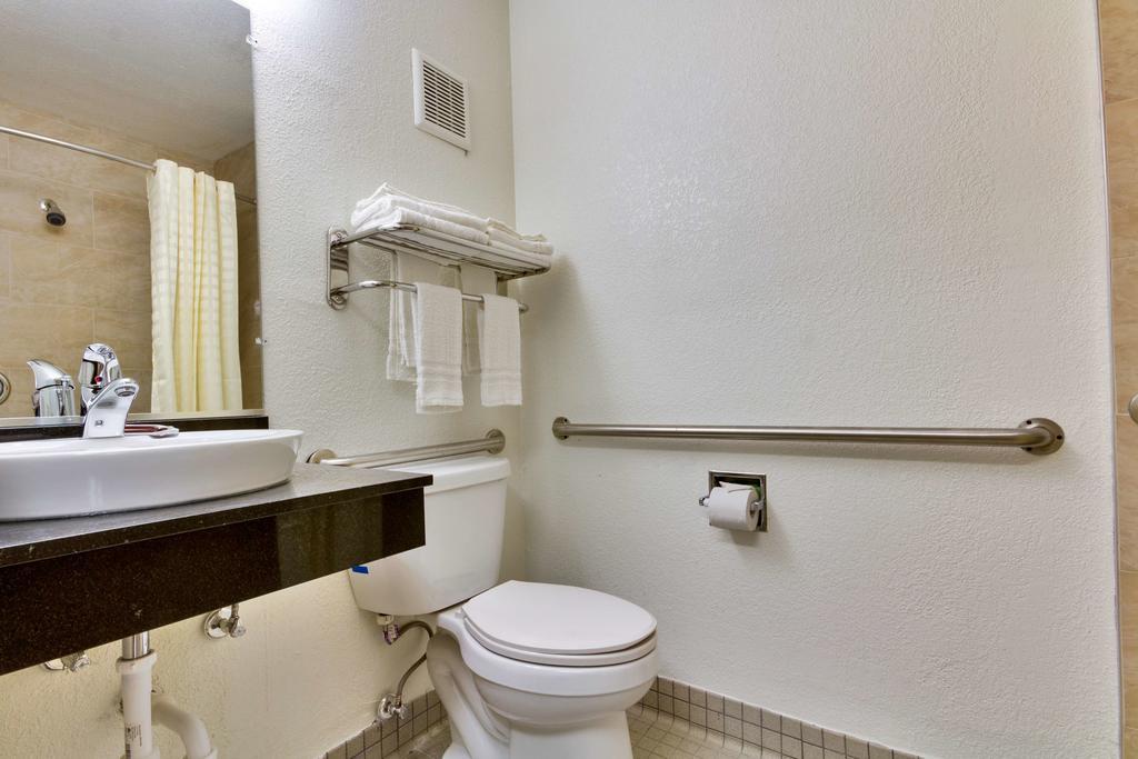 Queen Room Disability Access Non-Smoking