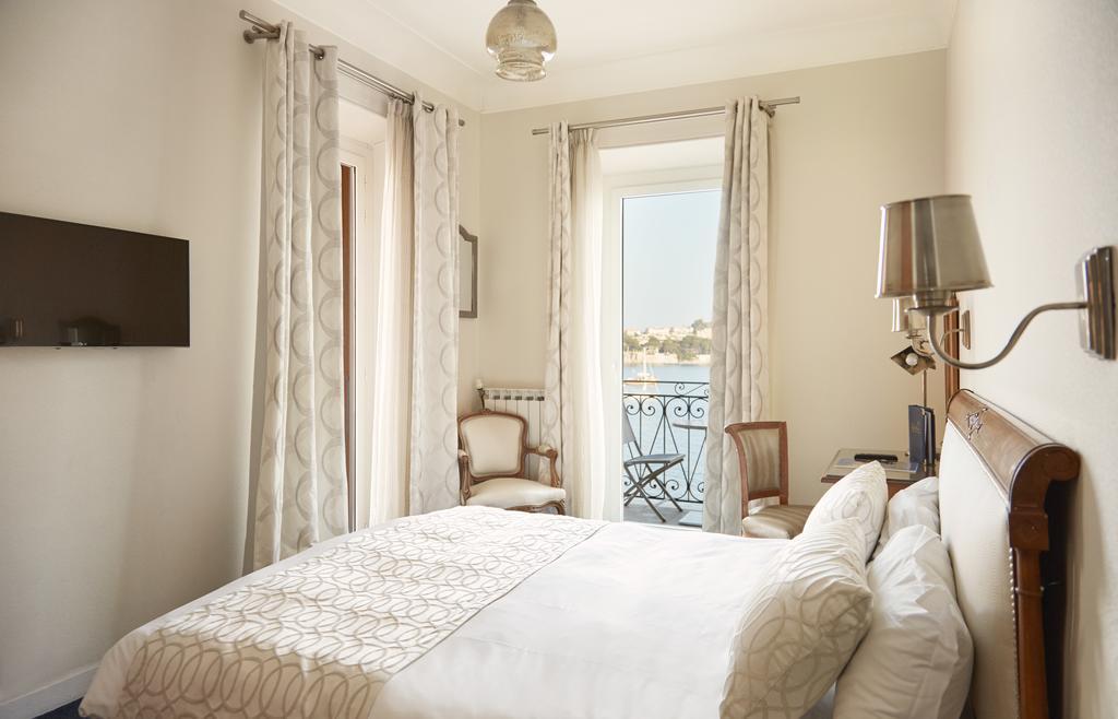 Superior Double Room with Balcony and front Sea View