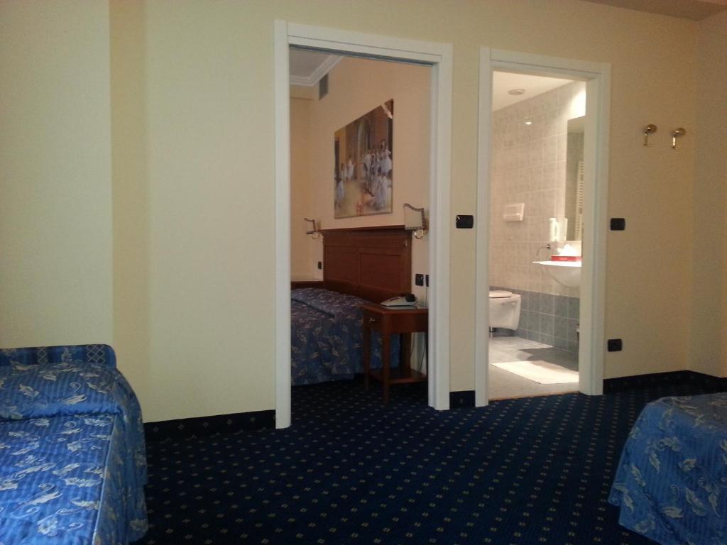 Quadruple Room Bath