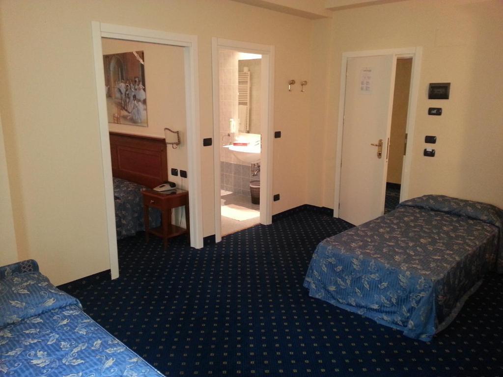 Quadruple Room Bath