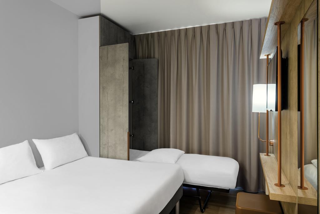 Quarto com 2 Camas Individuais e 1 Cama Dobrável