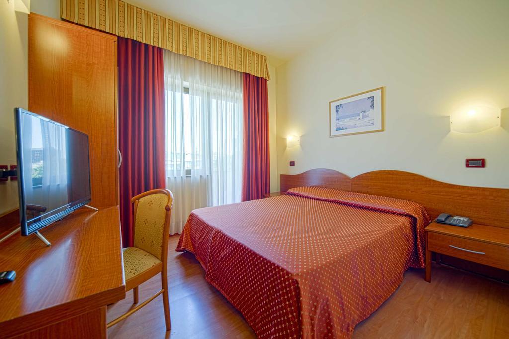 Double or Twin Room,443908218:JPEG