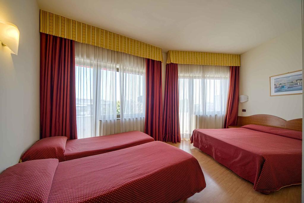 Quadruple Room,443922924:JPEG