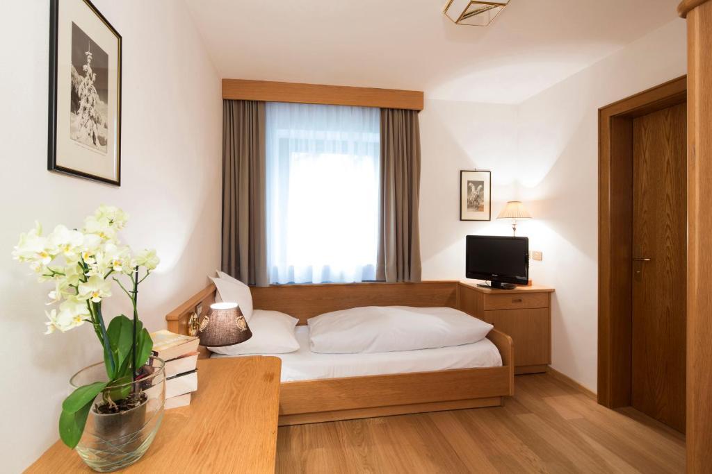 Single Room,418070886:JPEG
