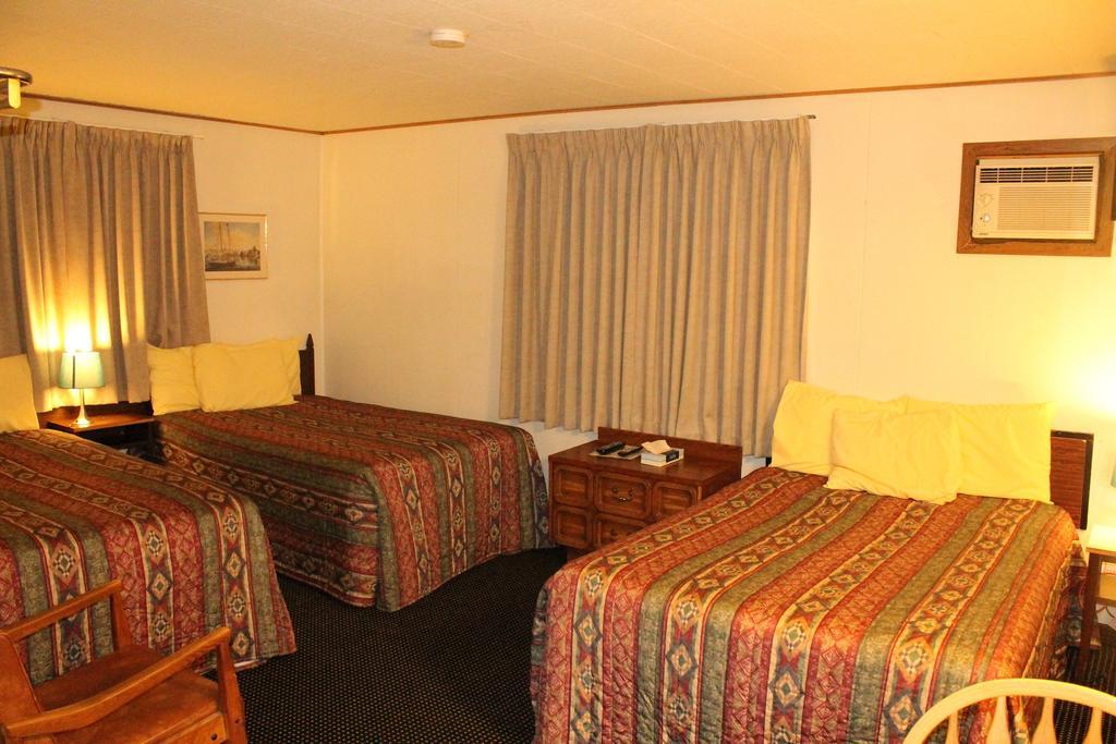 Triple Room with Three Double Beds and Kitchenette - Smoking