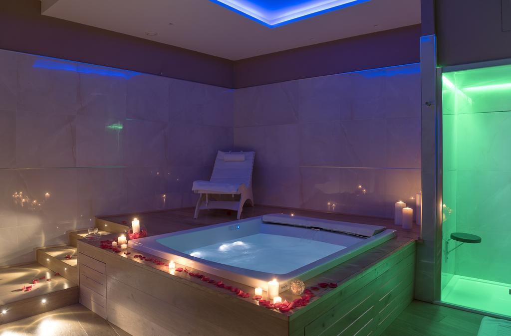 Suite Spa Bath,450536403:JPEG