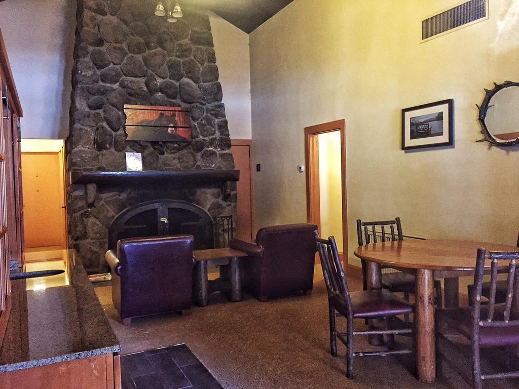 Queen Room (Detached Stone Cottages)