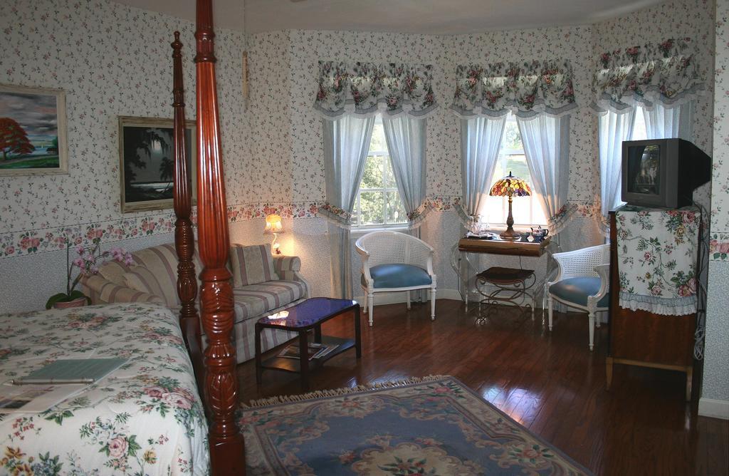 Queen Room Pool View Not Pet Friendly
