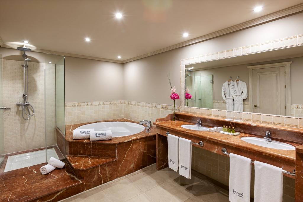 Deluxe Double Room Club Premium Access,958647433:JPEG
