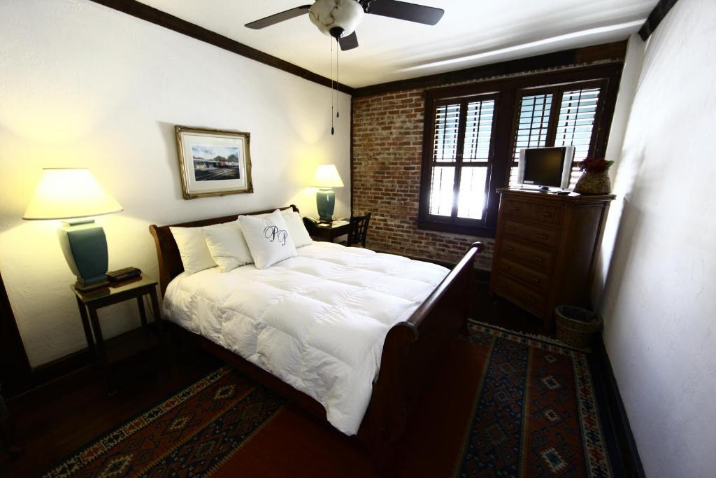 Deluxe Queen Room One Twin Bed,1224074794:JPEG