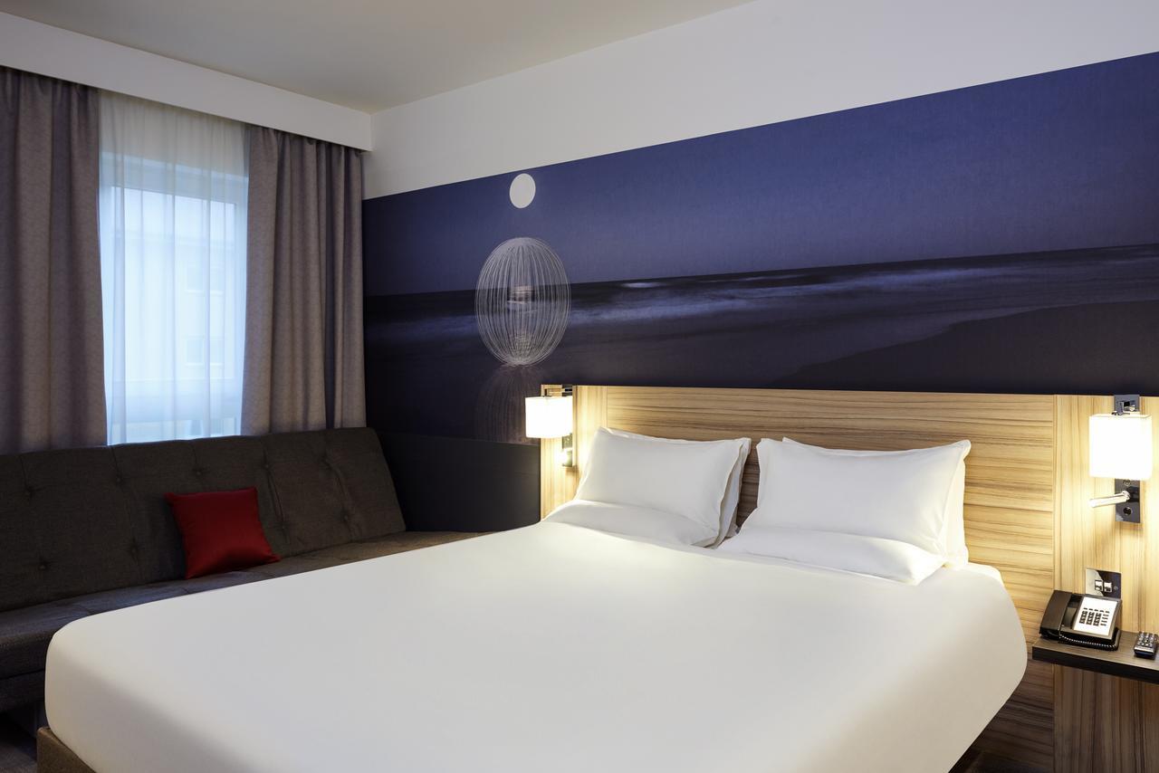 Quarto Queen Superior com Sofá
