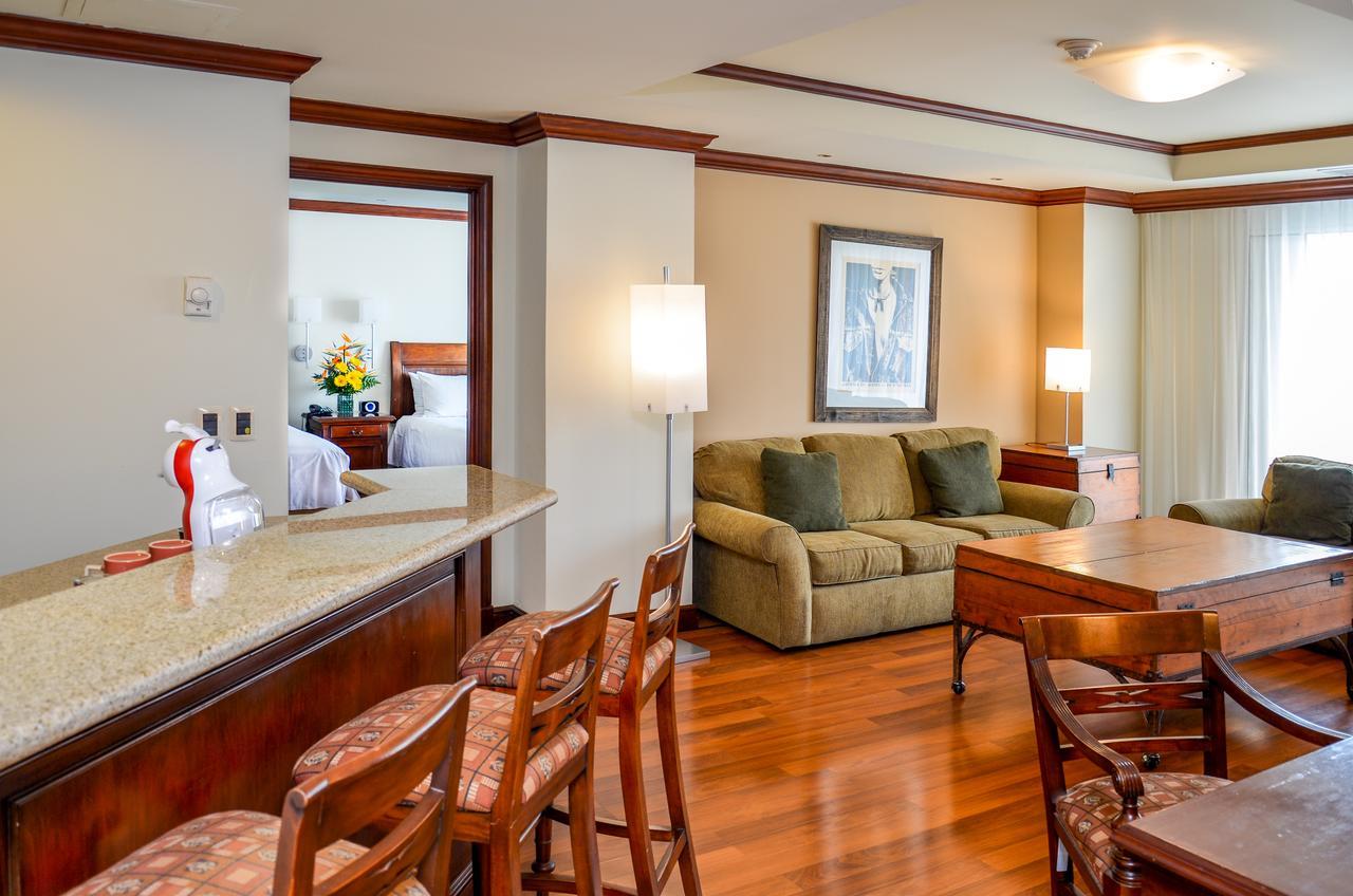 Master Suite Two Queen Beds Sofa Bed