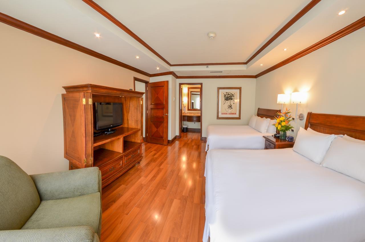 Master Suite Two Queen Beds Sofa Bed