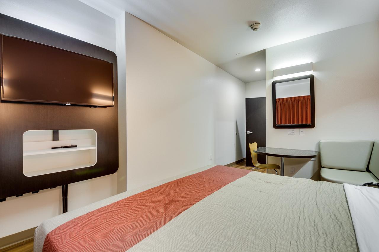 Deluxe King Room - Non-Smoking