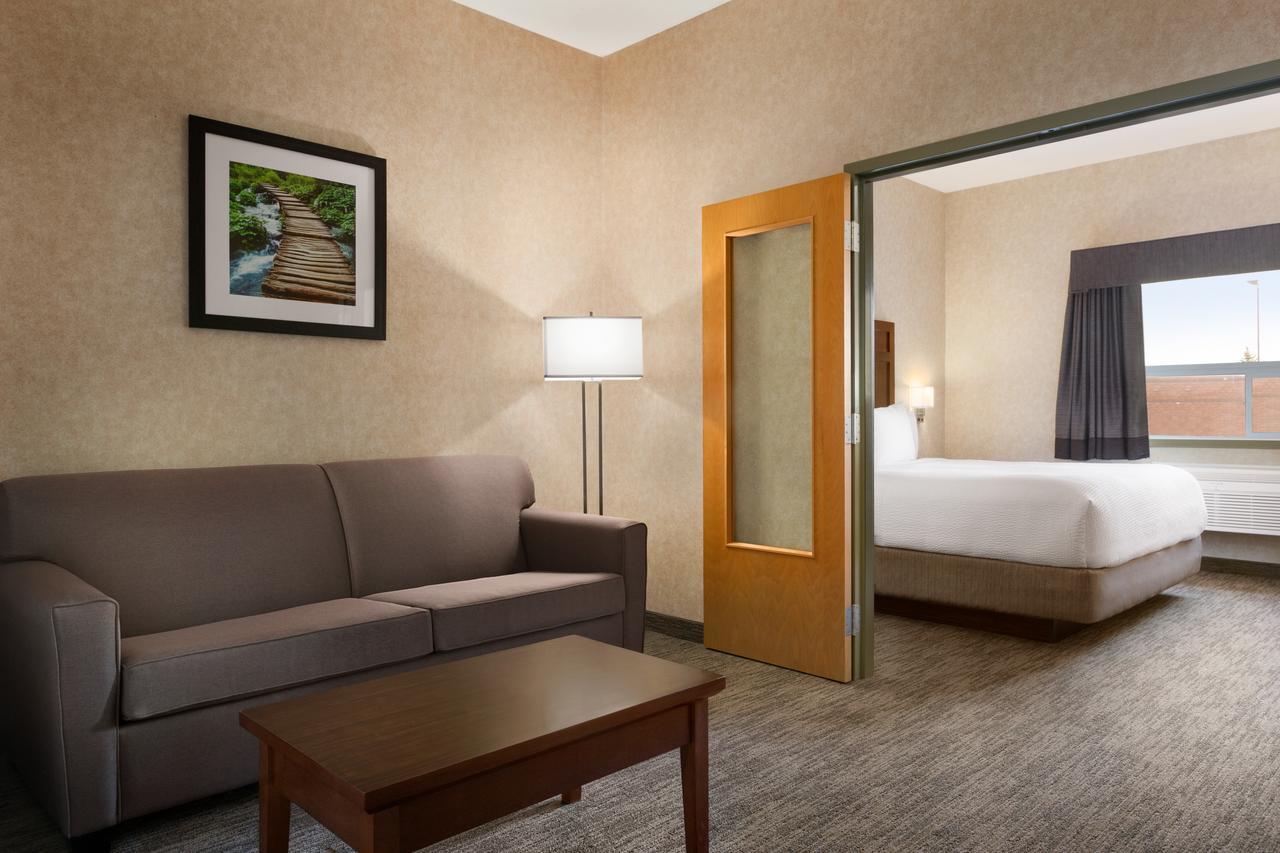 Deluxe King Suite - Non-Smoking