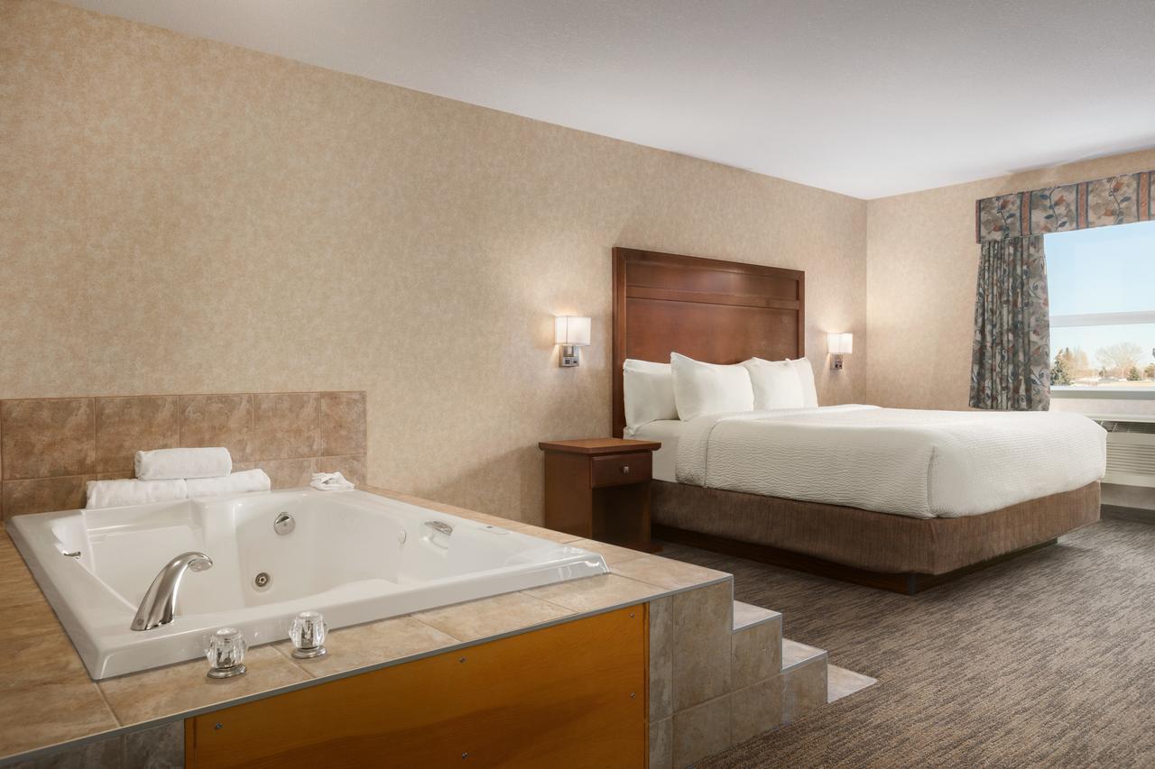 Deluxe King Suite - Non-Smoking