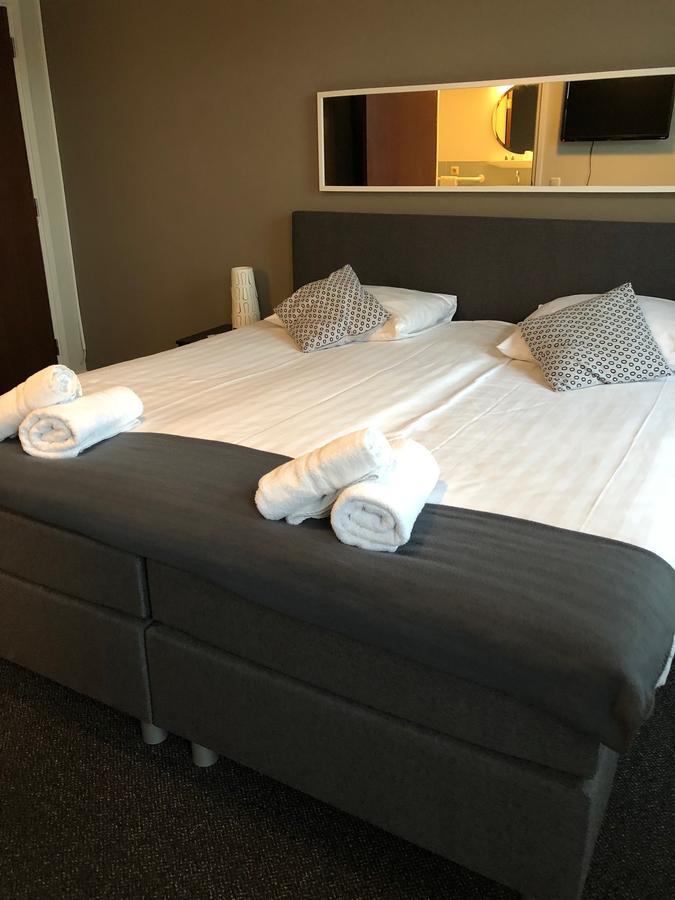 Zimmer mit Kingsize-Bett
