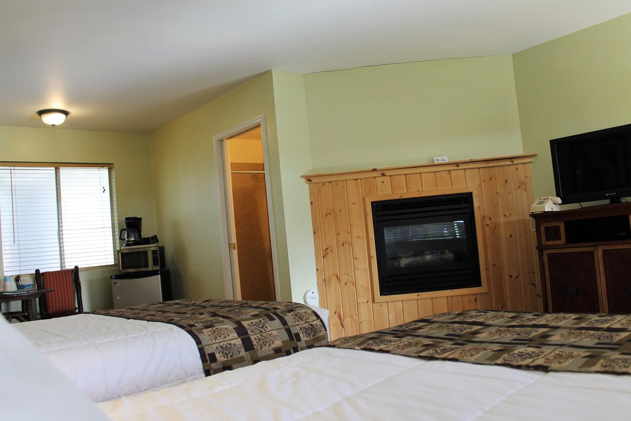 Deluxe Queen Room Two Queen Beds Kitchen